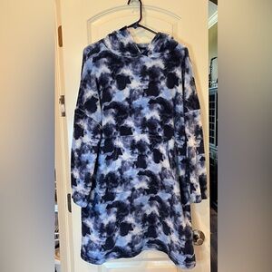 Blue & white tye dyed looking boys SNUGGY  like cover up. Front pocket XL